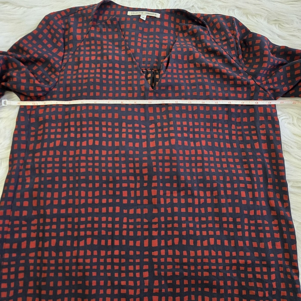 COLLECTIVE CONCEPTS Burgundy Navy Geometric Print Pull On V-Neck Blouse Size S - Picture 8 of 11